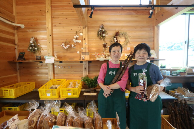 野市場 (111)　田中さん（右）と島袋さん（左）